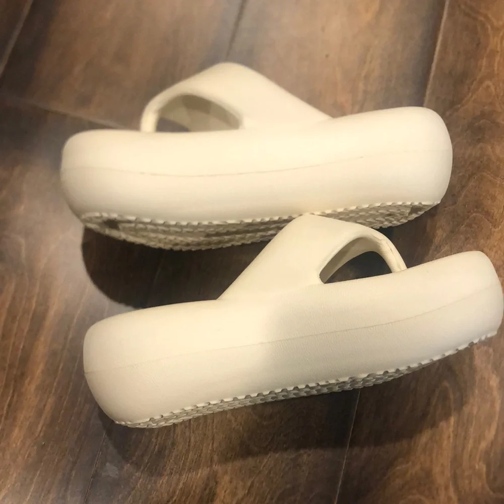 JEFRREY CAMPBELL CHILLAXIN PLATFORM FLIP FLOP NWOT